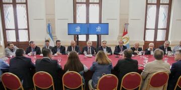 El gobernador Miguel Lifschitz se reunió con presidentes de bloque de la Legislatura por el pago de la deuda de Nación\u002E (@miguellifschitz)