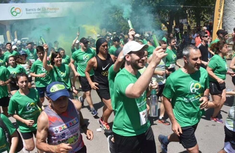 Mas de 1200 personas en la correcaminata por el aniversario del Banco de La Pampa