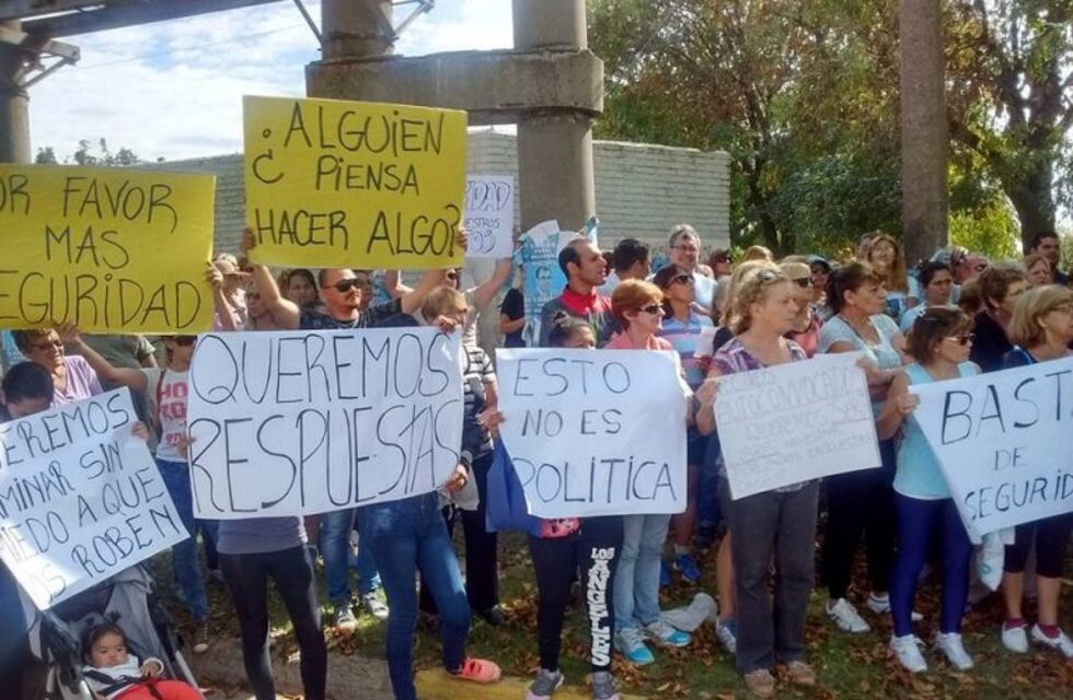 Vecinos de Fray Luis Beltrán se movilizaron por la ola de robos