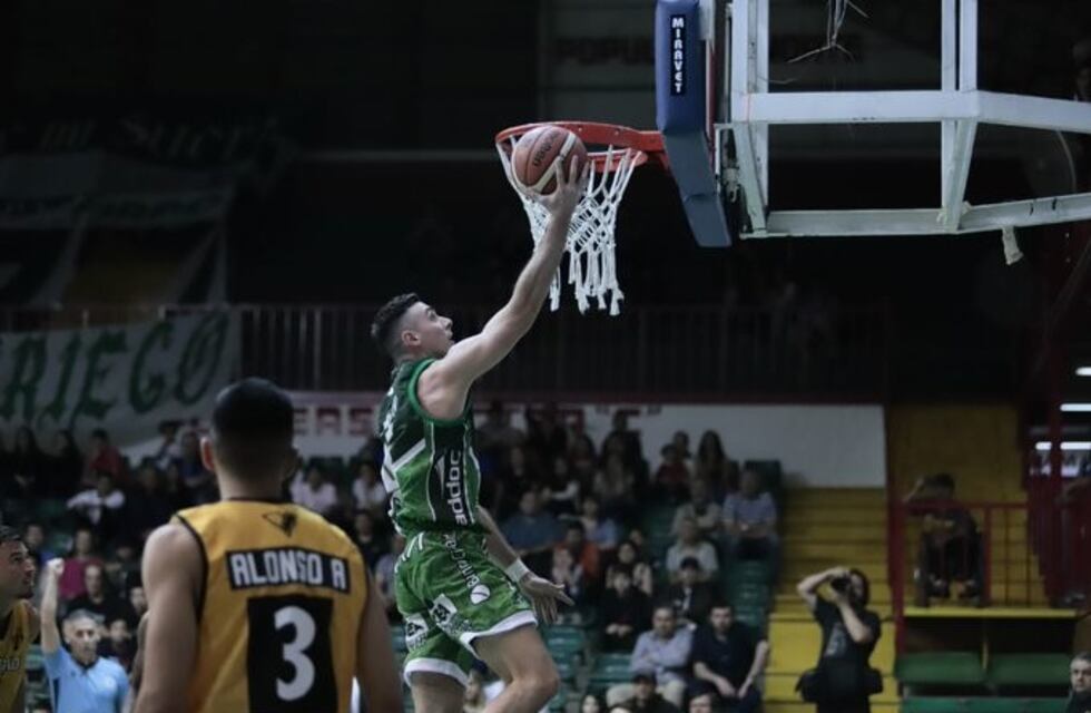 Atenas debutó con triunfo en el Súper 20, ante Libertad
