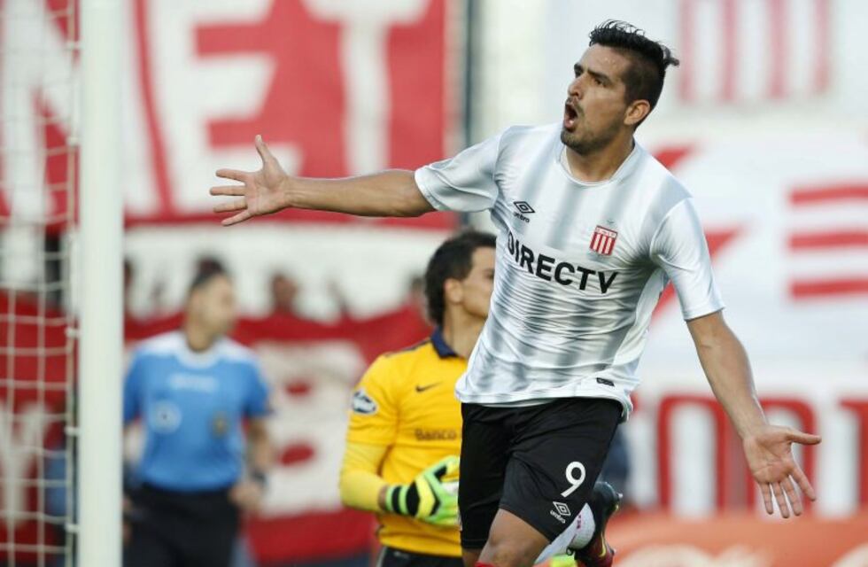 Con polémica en el final, Estudiantes ganó y se mantiene firme como líder del torneo