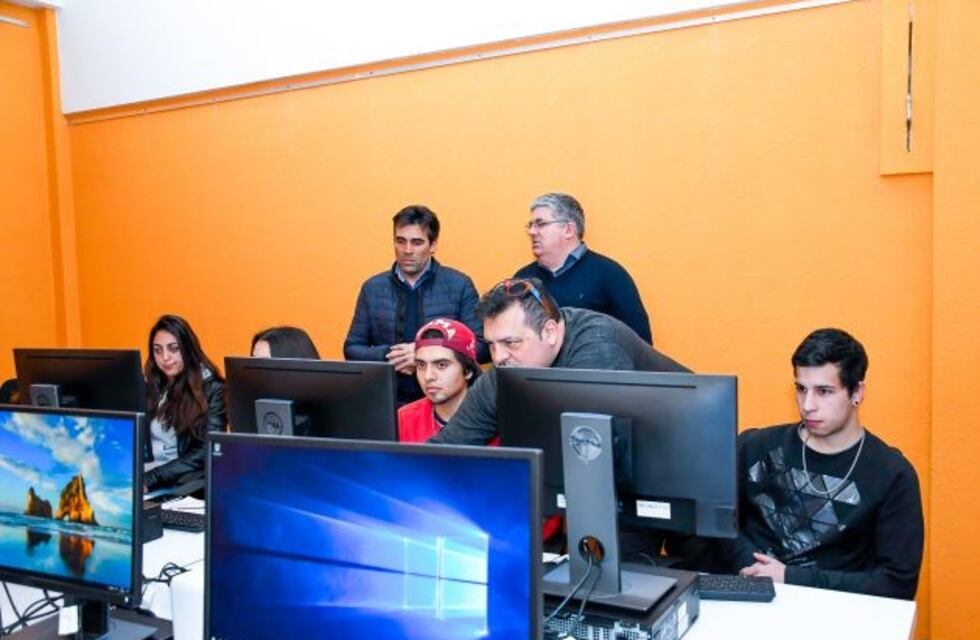 Un Aula Digital con 10 computadoras  en el Centro Cultural Andrés Ferreyra