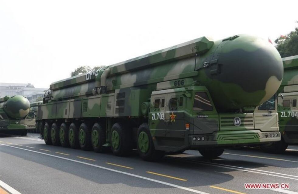 Con un gran despliegue militar, China presenta uno de los misiles nucleares más avanzados del mundo