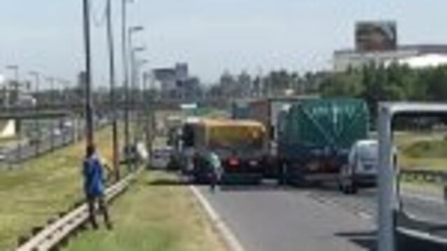 La manifestaciu00f3n impedu00eda el acceso a la ciudad desde la autopista a Buenos Aires.