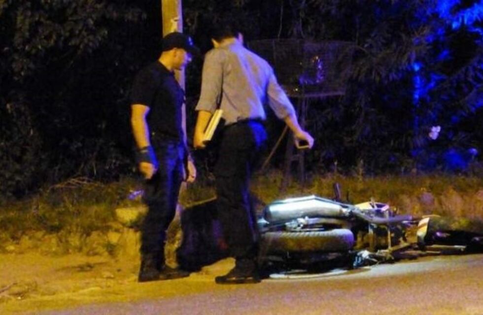 Una joven de 22 años iba en su moto, la chocaron, se estrelló contra un árbol y murió