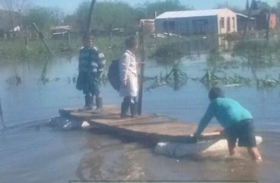 Cuatro hermanitos tuvieron que ir en una balsa al colegio por las inundaciones en Cañuelas