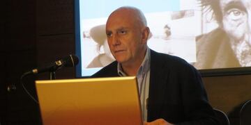 BUE10 - BUENOS AIRES (ARGENTINA), 9/3/2017.- Agustu00edn Salvia, director de Investigaciu00f3n del Observatorio de la Deuda Social Argentina habla hoy, jueves 9 de marzo de 2017, durante la presentaciu00f3n de un informe por la Universidad Catu00f3lica Argentina (UCA) en Buenos Aires (Argentina). La tasa de pobreza urbana en Argentina subiu00f3 hasta el 32,9 % en el tercer trimestre de 2016 y afectaba a 13 millones de personas debido a la precariedad del mercado de trabajo y la falta de polu00edticas de desarrollo a largo plazo, segu00fan el informe presentado. EFE / STRINGER