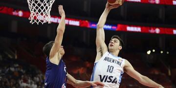 Maximo Fjellerup junto al serbio Vladimir Lucic (AP Photo/Ng Han Guan)\u002E