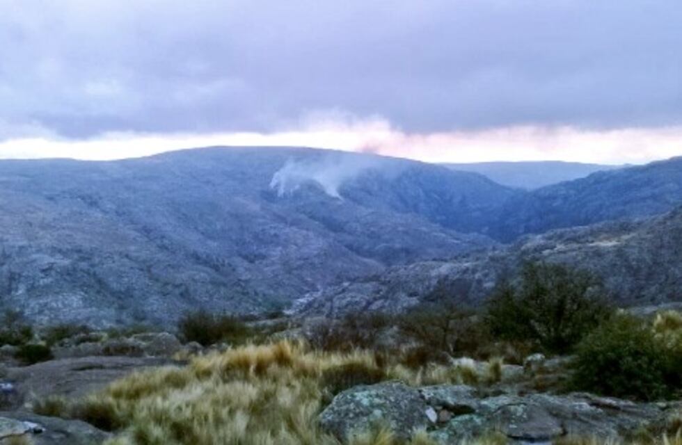 Los bomberos luchan contra el fuego en el Parque Condorito