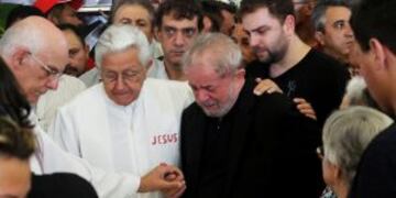 Former Brazilian president Luiz Inacio Lula da Silva cries next to the priest and supporters in the wake of Marisa Leticia, the wife of him, in Sao Bernardo Do Campo, near Sao Paulo, Brazil February 4, 2017. REUTERS/Nacho Doce
