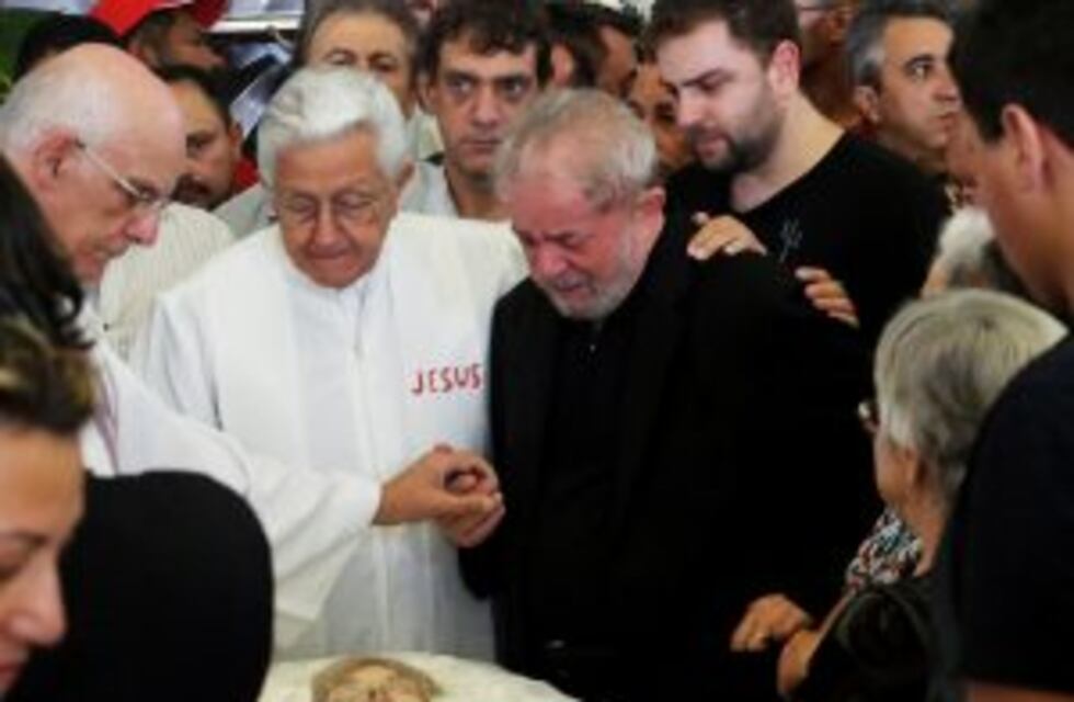 Brasil: Lula da Silva despidió a su esposa en un multitudinario funeral