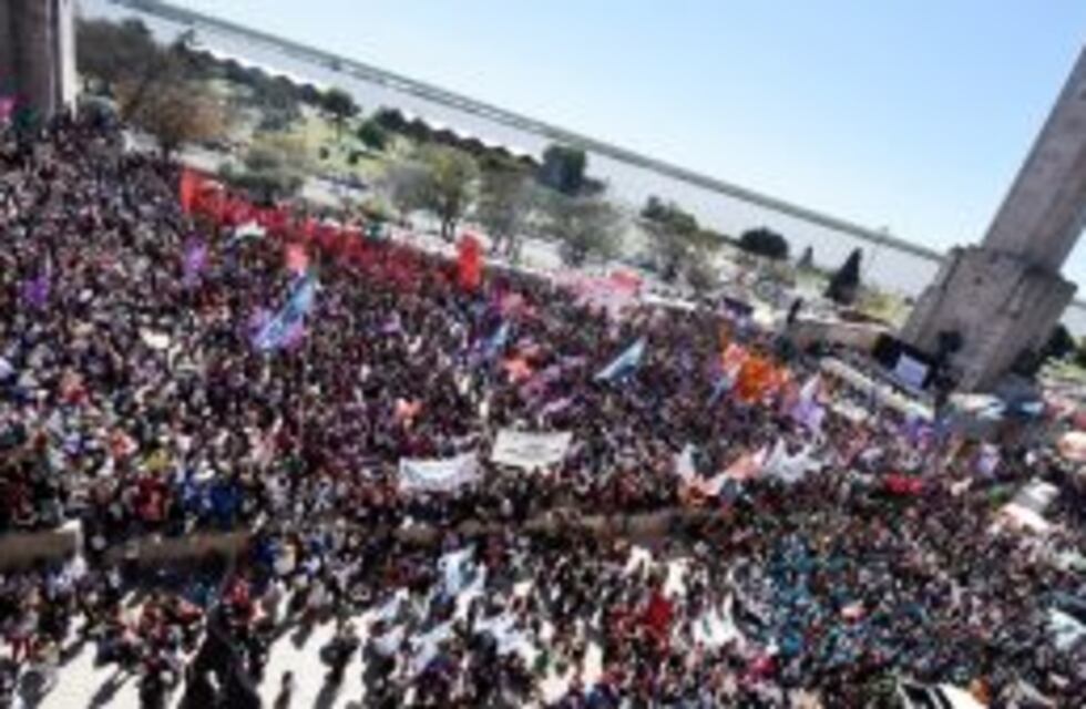 El tetazo llegará al Monumento a la Bandera con un festival de música y poesía