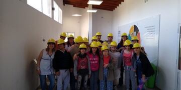 Alumnos del Centro de Día Caminemos Juntos en la Planta de Separación de Residuos