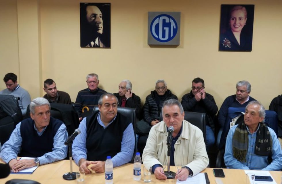 Por la suba inflacionaria y la devaluación, los gremios piden volver a negociar salarios