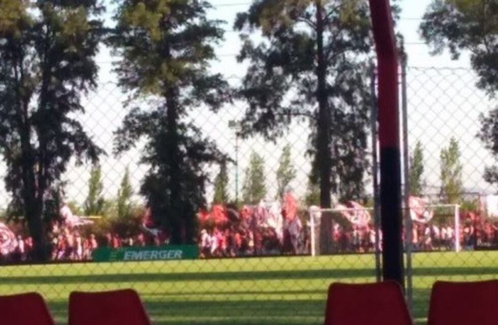 Barras de Newell's visitaron al plantel leproso y les "exigieron" ganar el clásico