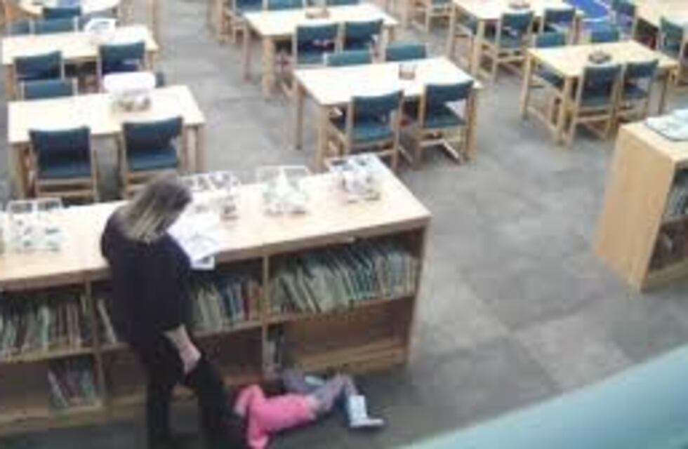 El video que muestra cómo una maestra patea brutalmente a una alumna de cinco años