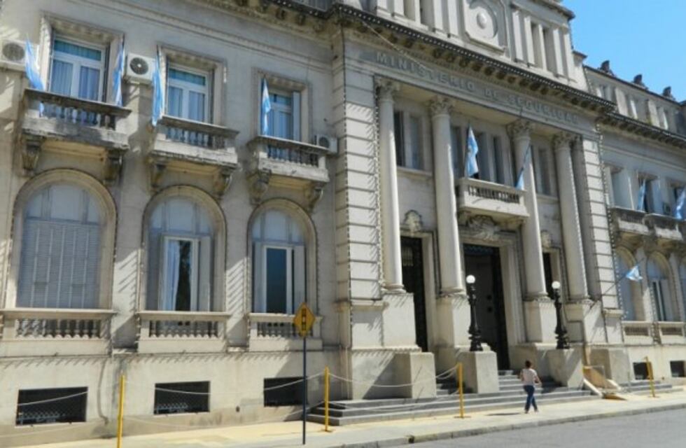 Evacuaron una escuela y el Ministerio de Seguridad de Santa Fe por una amenaza de bomba