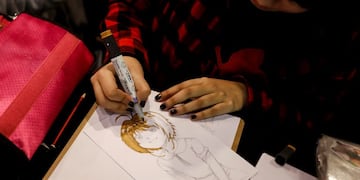 Arrancó la Anime Expo, la convención de anime, cosplay, manga, video juegos, J-music, gastronomía y cultura tradicional japonesa en el Centro Costa Salguero\r\n\r\nBAS10\u002E BUENOS AIRES (ARGENTINA), 13/07/2018\u002E- Una joven dibuja un anime, durante la Anime Expo, una convención centrada en la gastronomía, la cultura y las tendencias japonesas, hoy, viernes 13 de julio de 2018, en Buenos Aires (Argentina)\u002E EFE/David Fernandez buenos aires exposicion Anime Expo convencion de gastronomía la cultura y las tendencias japonesas tradiciones ancestrales de Japon