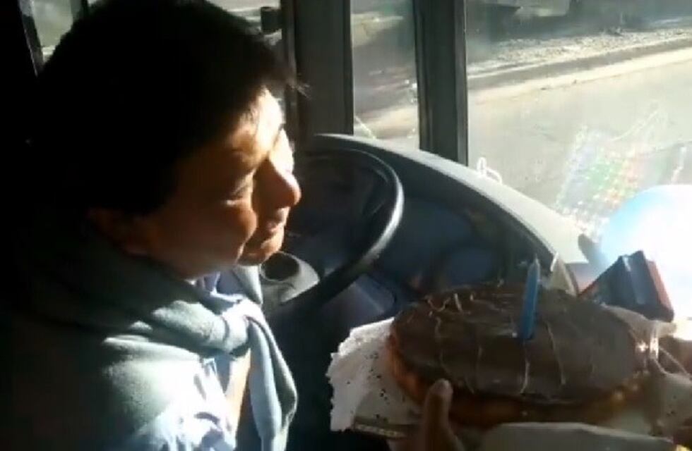 Cariño colectivo: vecinos y pasajeros festejaron el cumpleaños de un querido chofer