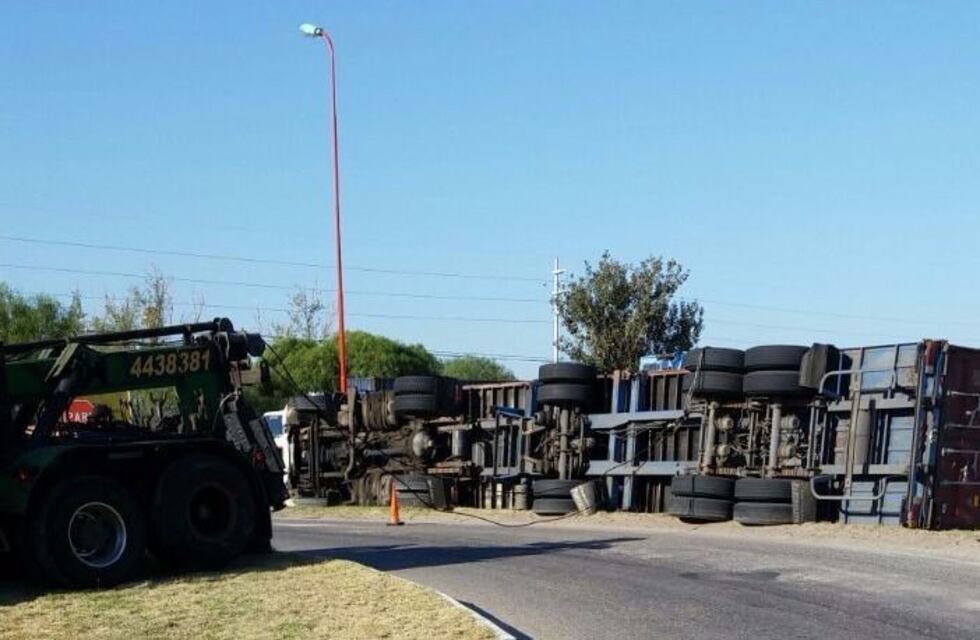 Volcó un camión que transportaba paneles solares en San Luis