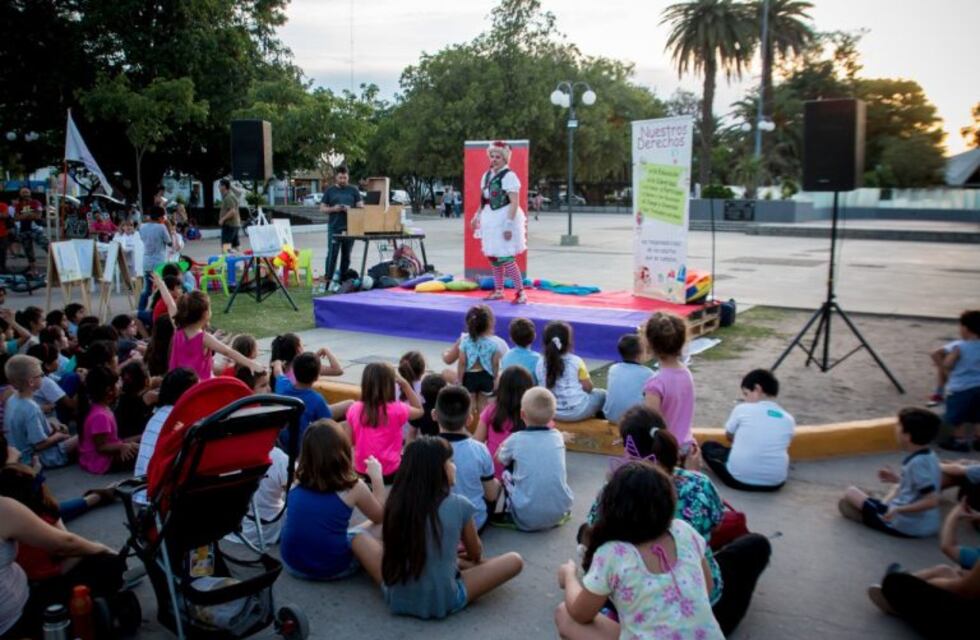Los niños jugaron en la calle para celebrar sus derechos