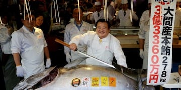 El empresario gastronómico, Kiyoshi Kiyomura, pagó una cifra récord por el atún (REUTERS)
