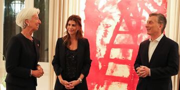 BAS30\u002E BUENOS AIRES (ARGENTINA), 20/07/2018\u002E- Fotografía cedida por la Presidencia de Argentina de la directora del Fondo Monetario Internacional (FMI), Christine Lagarde (i), quien se reúne con la primera dama argentina, Juliana Awada (c), y el presidente argentino, Mauricio Macri (d), en la residencia presidencial, en Buenos Aires (Argentina) hoy, viernes 20 de julio de 2018\u002E EFE/Presidencia Argentina/SOLO USO EDITORIAL buenos aires Christine Lagarde mauricio macri juliana awada directora fondo monetario internacional fmi visita argentina director fmi visita argentina reuniones ministros reunion ministros del g20