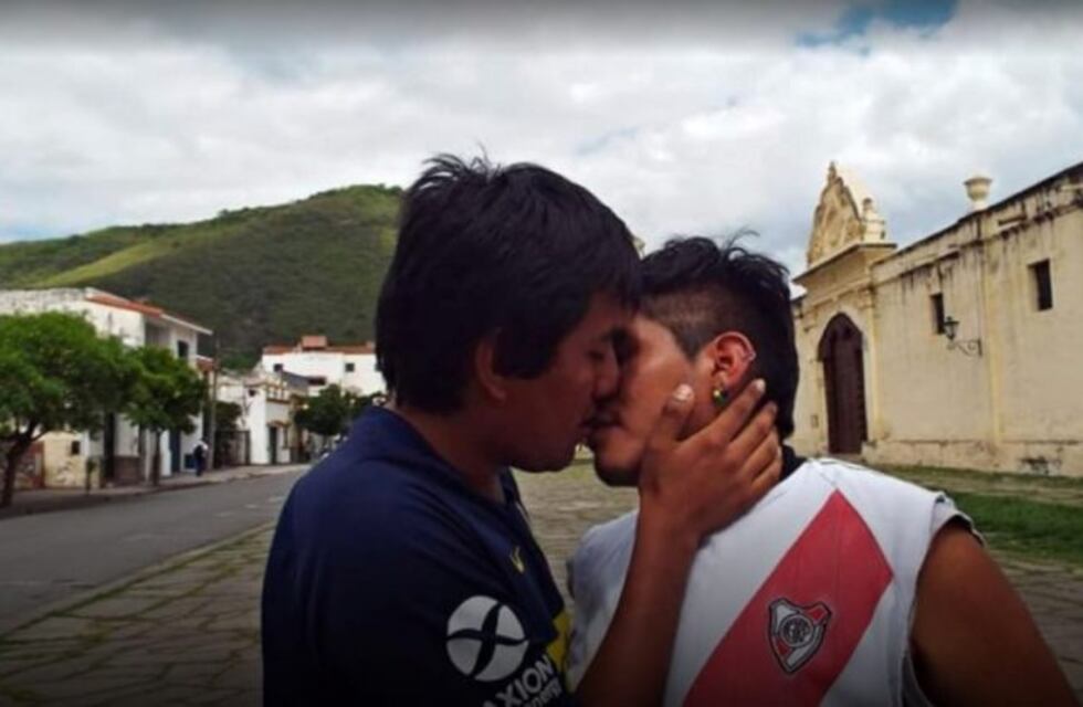 Dos salteños, uno de River y uno de Boca, sellaron su amor con un beso