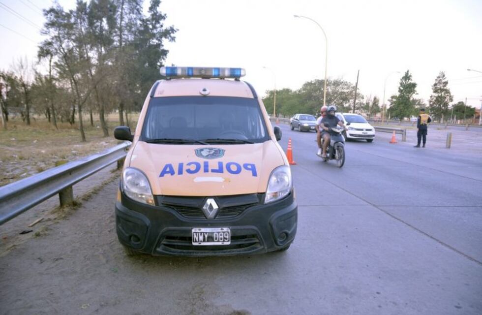 Se escapó de un control vial y se atrincheró en el auto hasta que intervino su padre