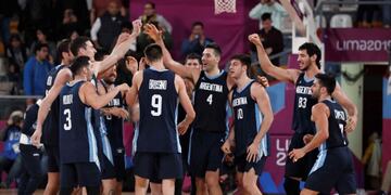 JJPANA3069\u002E LIMA (PERÚ), 04/08/2019\u002E- Argentina celebra el triunfo ante Puerto Rico este domingo, durante la final de baloncesto masculino, entre Argentina y Puerto Rico, en los Juegos Panamericanos Lima 2019, en Lima (Perú)\u002E EFE/ Paolo Aguilar