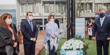 Ofrenda floral depositada en la plaza principal de Puerto Rico por el gobernador de Misiones, Oscar Alarcón, y el intendente de Puerto Rico, Carlos Koth, y funcionarias provinciales en el acto por el Día de la Independencia\u002E
