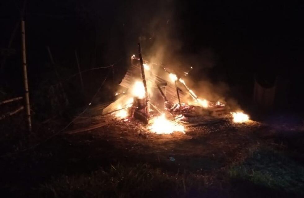 Una pareja y su pequeño hijo quedaron con lo puesto por un incendio
