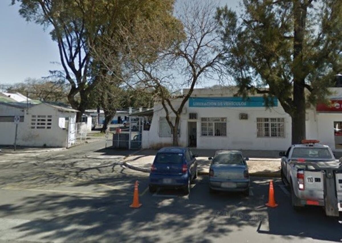 Un hombre quiso sacar el auto del corralón pero estaba borracho\u002E (Street View)