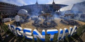 DYN07, MADRID 22/01/2017,EN EL MARCO DE FESTEJOS POR LOS 400 Au00d1OS DE LA PLAZA MAYOR EN LA CIUDAD DE MADRID, LOS RECONOCIDOS CHEFFS ARGENTINOS, FRANCIS MALLMANN Y GERMu00c1N MARTITEGUI, COCINARON A u201cLOS SIETE FUEGOSu201d UN ASADO PARA 2000 PERSONAS, COMO PARTE DE