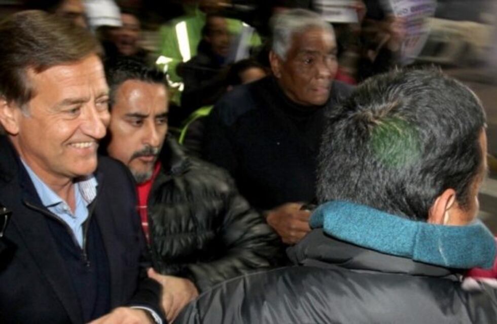 Manifestantes escupieron a Rodolfo Suarez