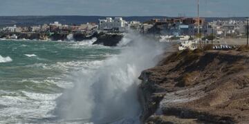 La sudestada golpea los acantilados de Las Grutas\u002E