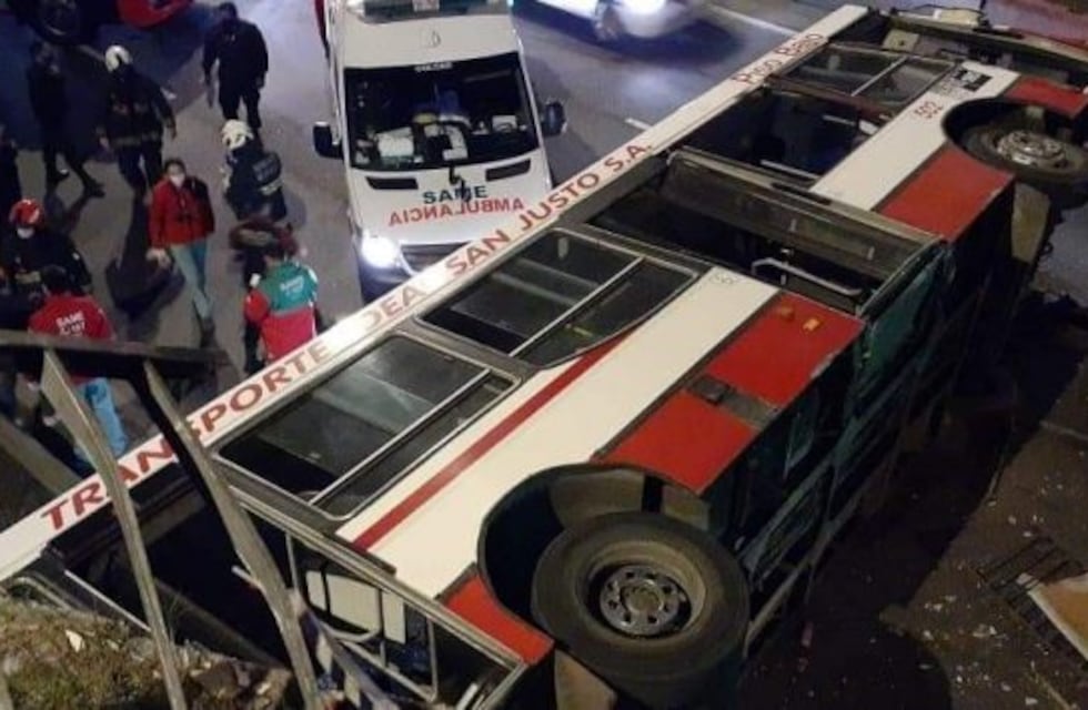 Un colectivo fuera de control cayó desde un puente a la General Paz: hay dos heridos