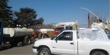 El cura de Sampacho bendijo con camiones regadores al pueblo\u002E (FM Identidad de Sampacho)