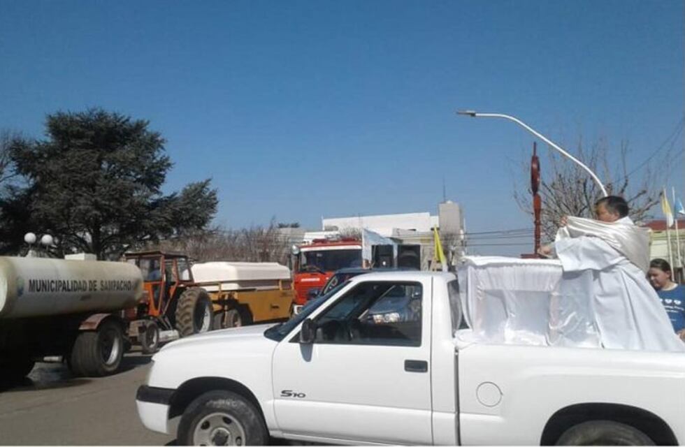 Sampacho: el cura bendijo al pueblo con camiones regadores porque "la gente no va al templo"