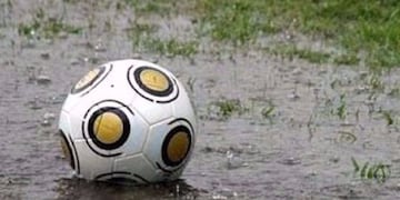 pelota de futbol lluvia