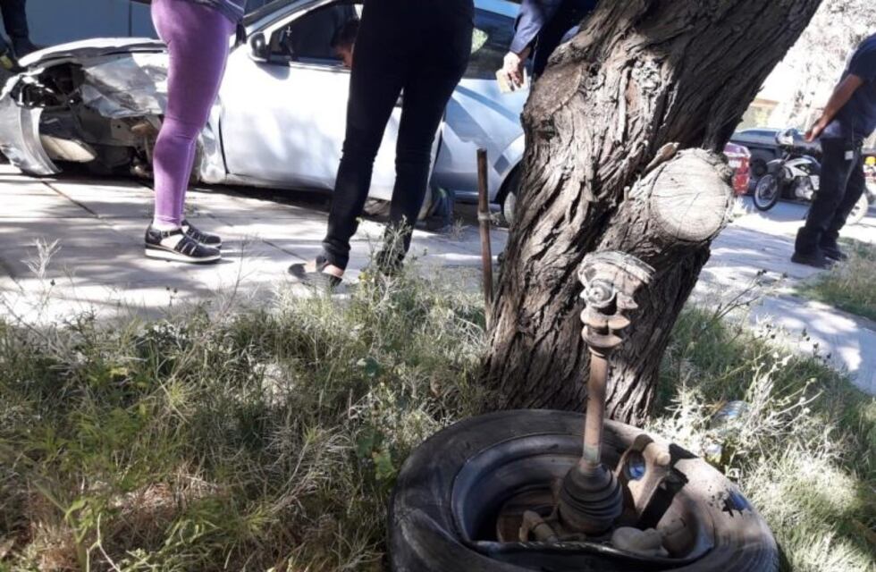 Dos jóvenes heridos en choque por circular en contramano