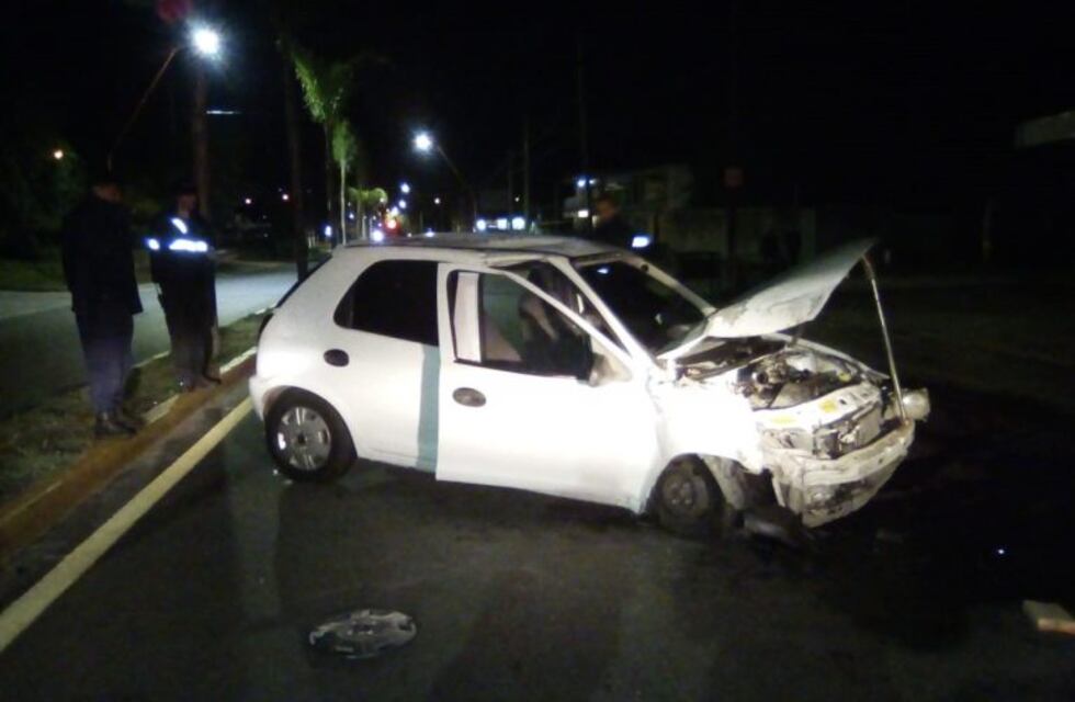 Un auto chocó contra un poste en Carlos Paz: una herida