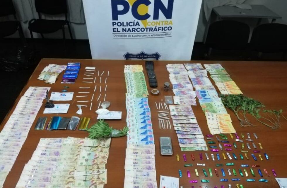 Detenidos en Maipú con marihuana, cocaína, LSD y casi 50.000 pesos