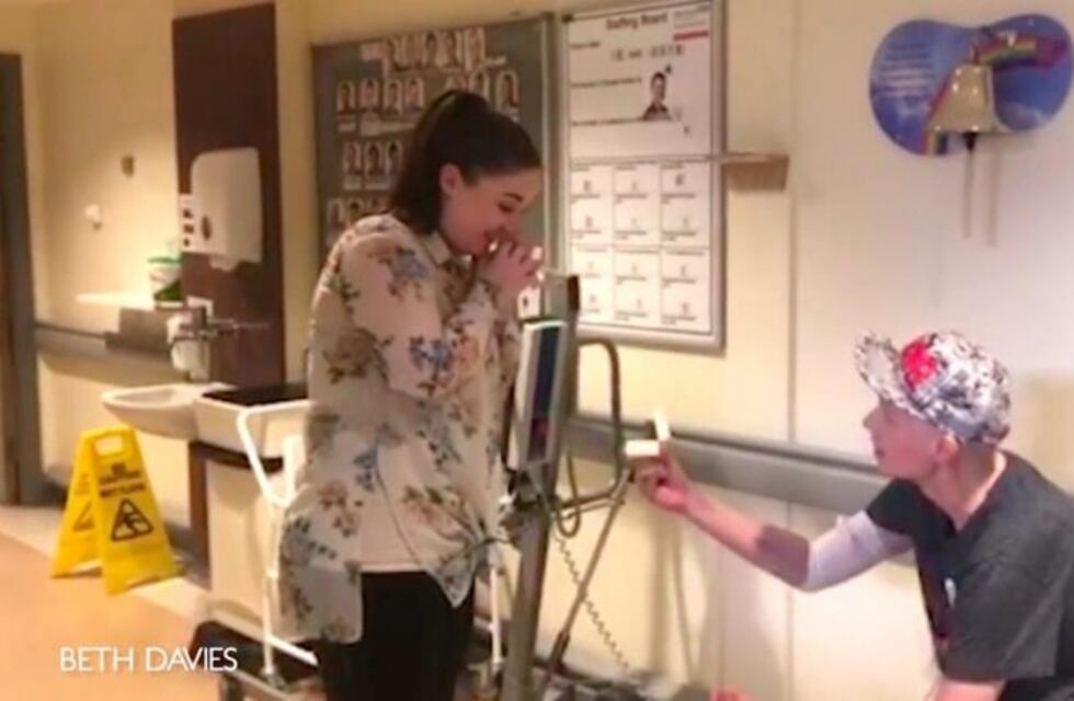 Le propuso casamiento a su novia tras su última sesión de quimioterapia