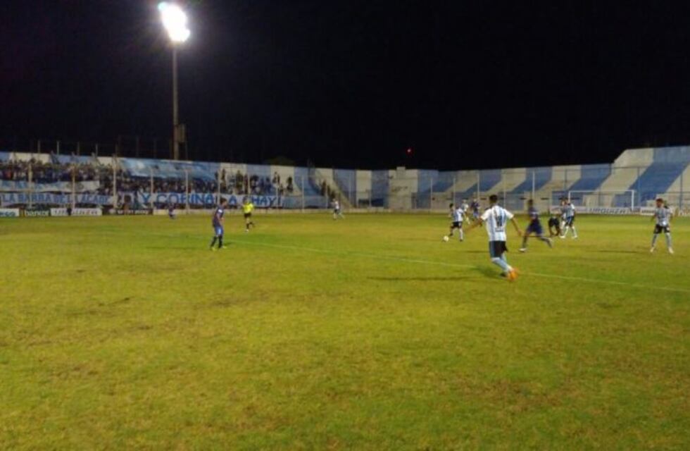 Racing le ganó 4-1 a Vélez de San Ramón y es semifinalista