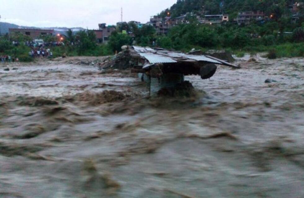 Perú: Al menos 5 muertos y más de 10 desaparecidos al caer un puente