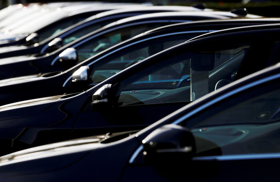 Una mujer trabajaba en un concesionario de autos y la echaron por su forma de vestir