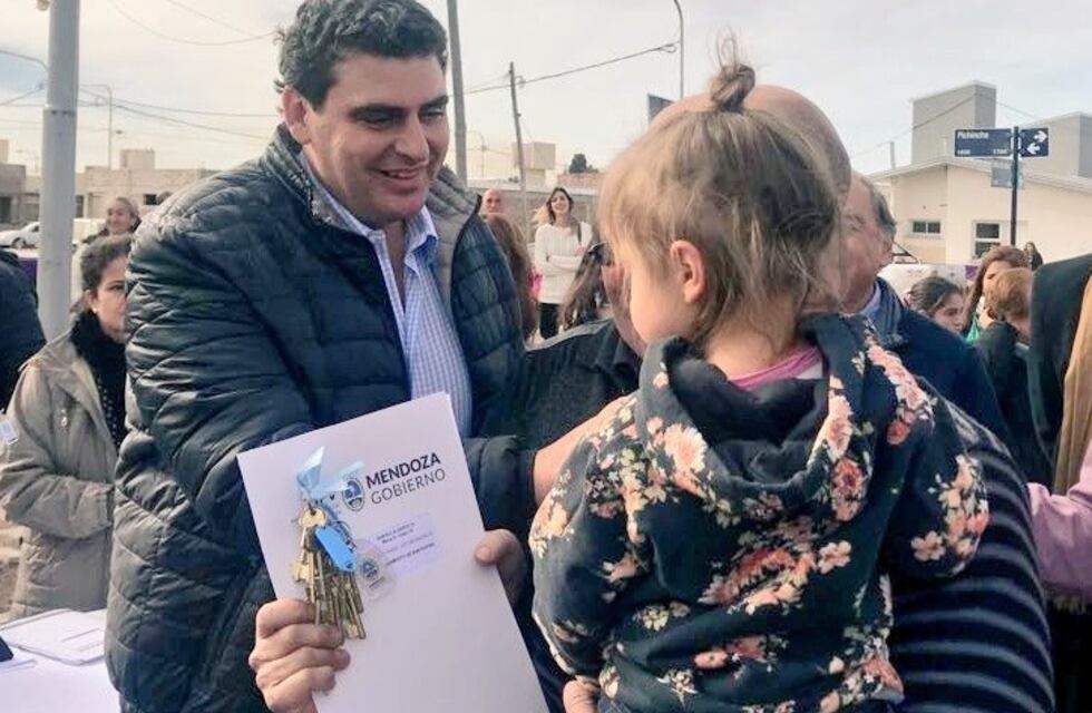 Kerchner entregó casas en San Rafael y habló del Mendoza Construye