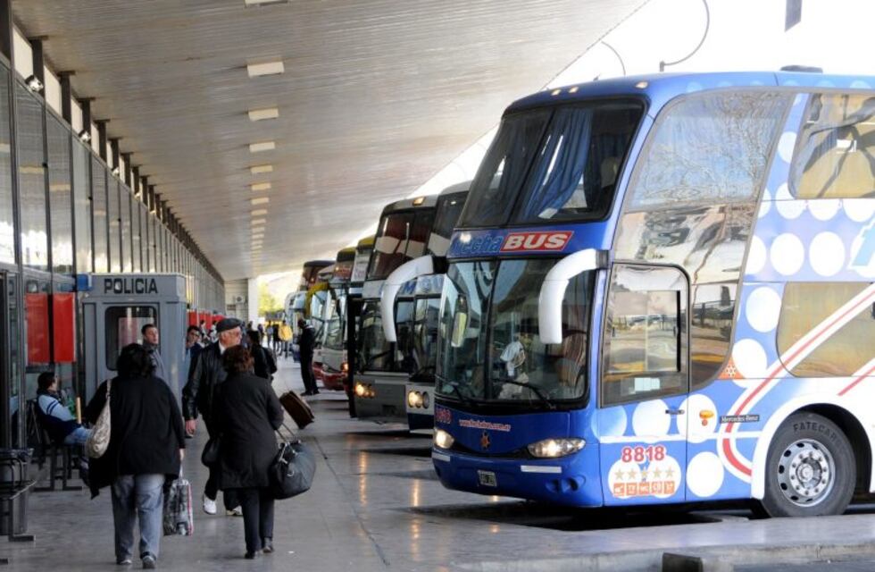 Insólito: un micro huyó con pasajeros a bordo para eludir controles en la Terminal de Rosario