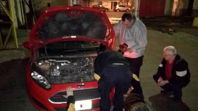 Bomberos Zapadores debieron desarmar el auto para rescatar al gato.